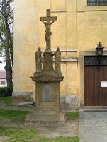 U kostela v Dubanech stojí misijní kříž z roku 1842.